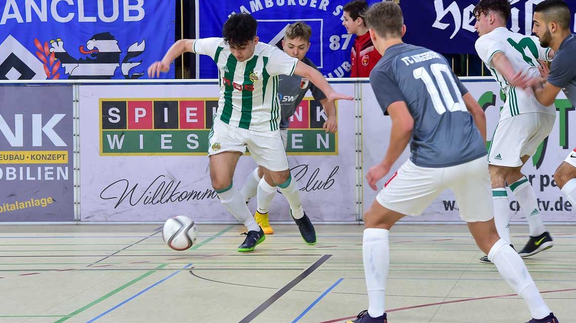 Hallenfußball, Ballverteidigung in der eigenen Spielhälfte.