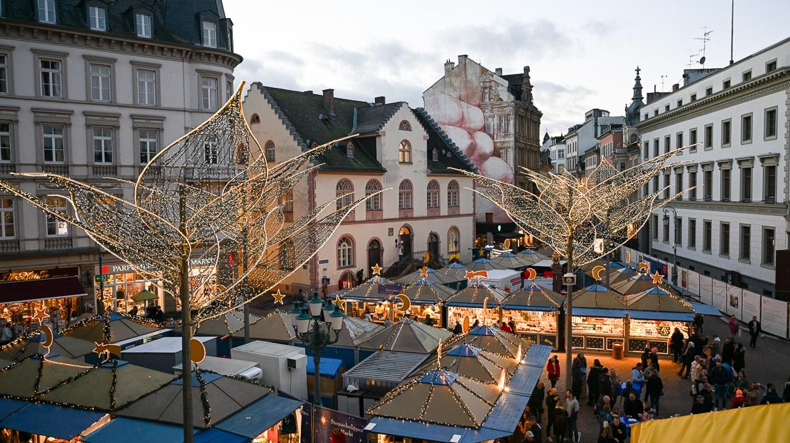 Wiesbadener Weihnachtsmarkt, der Sternschnuppenmarkt, und Weihnachtseinkäufe