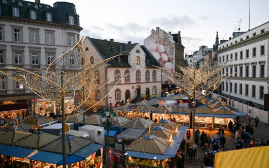 Wiesbadener Weihnachtsmarkt, der Sternschnuppenmarkt, und Weihnachtseinkäufe