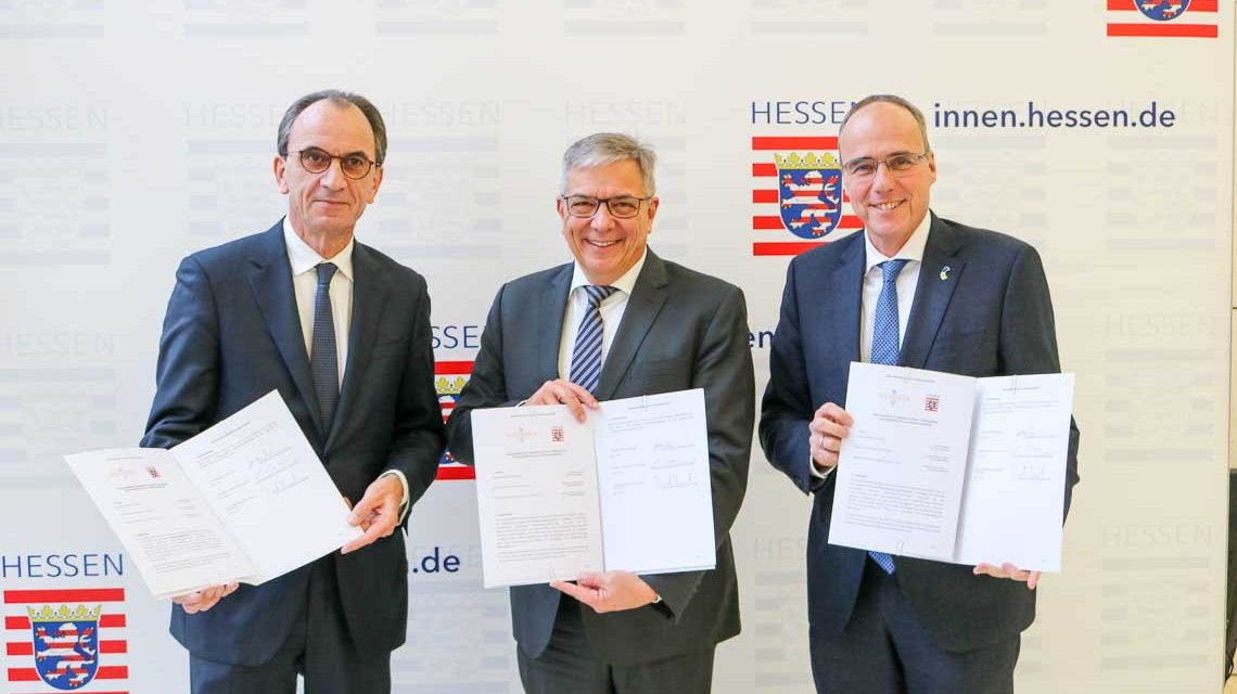 Innenminister Peter Beuth, Finanzminister Michael Boddenberg und Wiesbadens Oberbürgermeister Gert-Uwe Mende