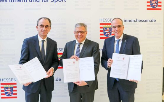 Innenminister Peter Beuth, Finanzminister Michael Boddenberg und Wiesbadens Oberbürgermeister Gert-Uwe Mende