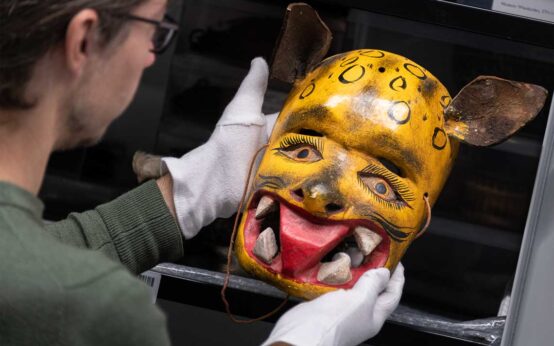 Maske aus dem Fundus im Museum Wiesbaden, darin befinden such auch Fettdosen.