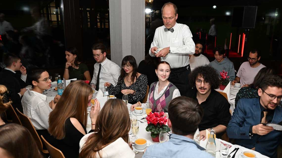 Dr. Gerhatd Obermqyr serviert beim Erstie Dinner als Vorspeise eine Kürbiscreme-Suppe.