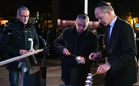 Reichpogromnacht: OB Gert-Uwe Mende und Stadtverordnetenvorsteher Dr. Gerhard Obermayr entzünden zwei von sechs weiteren Gedenkerzen.