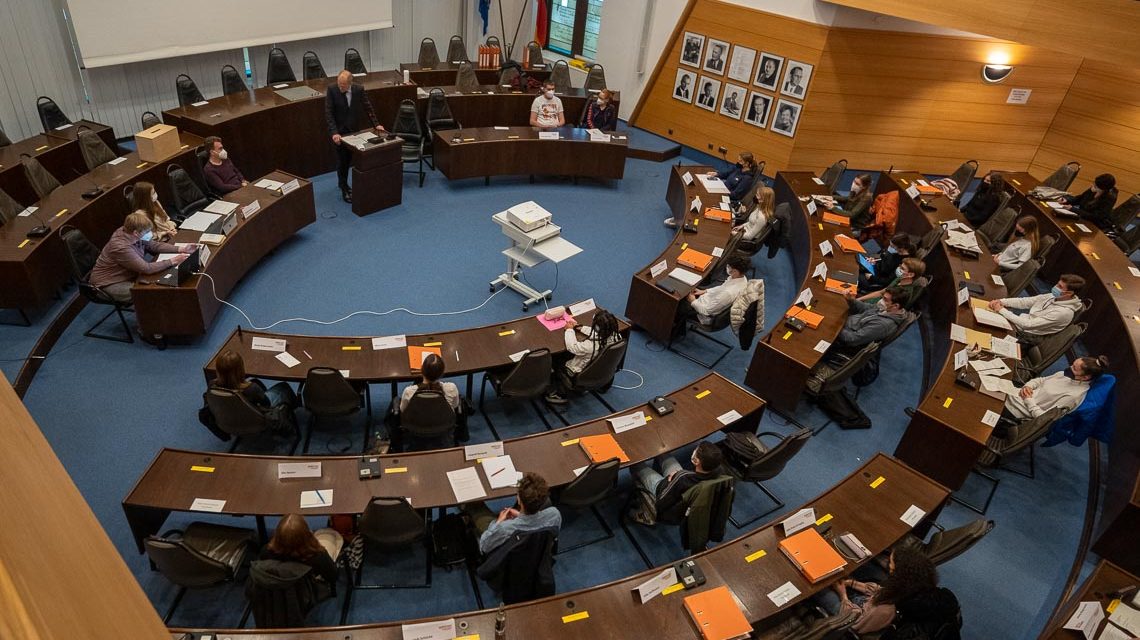 Symbolbild: Das Bild zeigt eine Sitzung der Jugendparlaments, stellvertretend für den Satdtschülerrat.