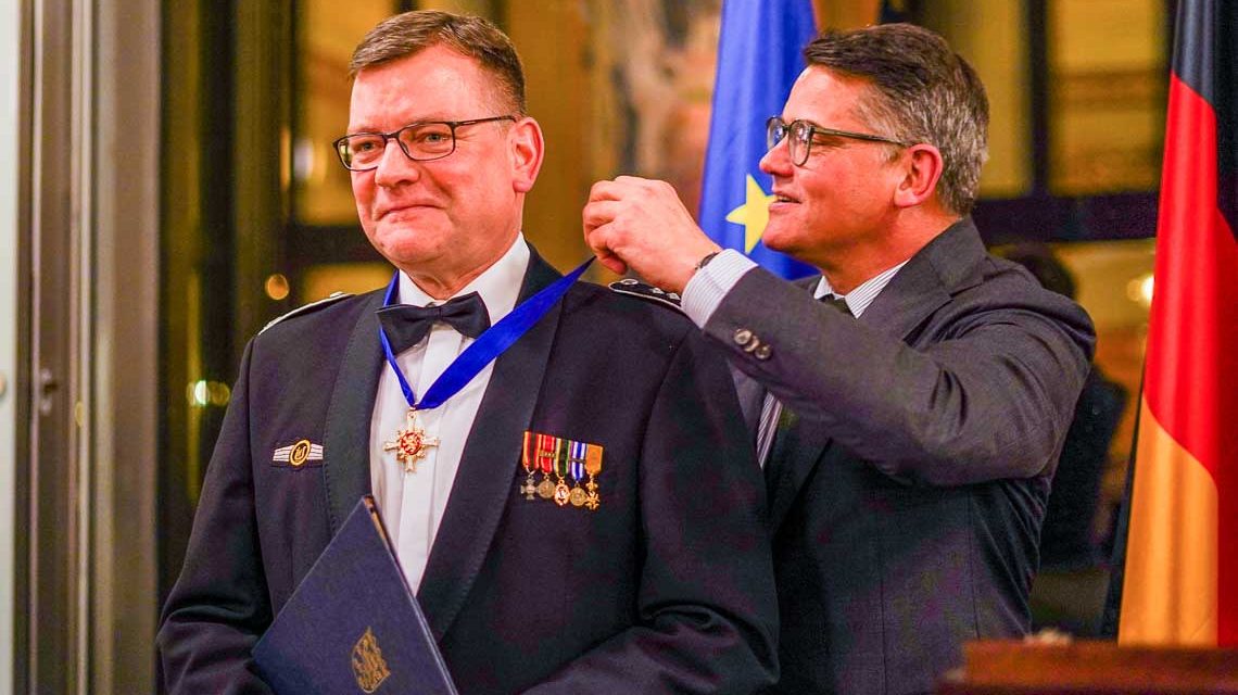 Ministerpräsident Boris Rhein hängt Oberst Christoph Schilling den Hessischen Verdienstorden um.