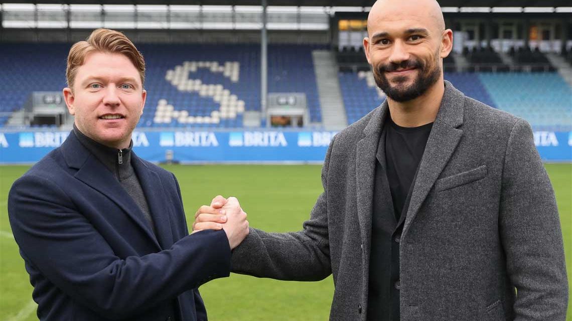 Mohamed Amsif unterschreibt beim SVWW einen Vertrag