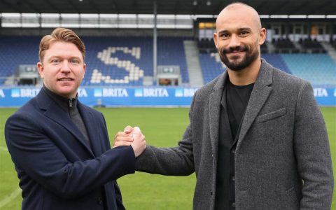 Mohamed Amsif unterschreibt beim SVWW einen Vertrag