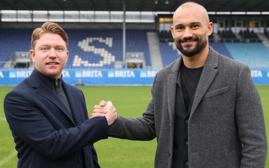 Mohamed Amsif unterschreibt beim SVWW einen Vertrag