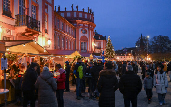 Weihnachtsmarkt Wiesbaden Biebrich vor dem Schloss Wiesbaden