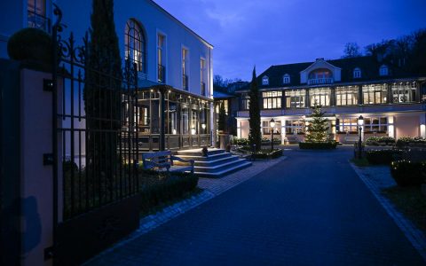 BollAnts Spa im Park, Außenansicht durch gusseisernes Tor zur bauen Stunde.