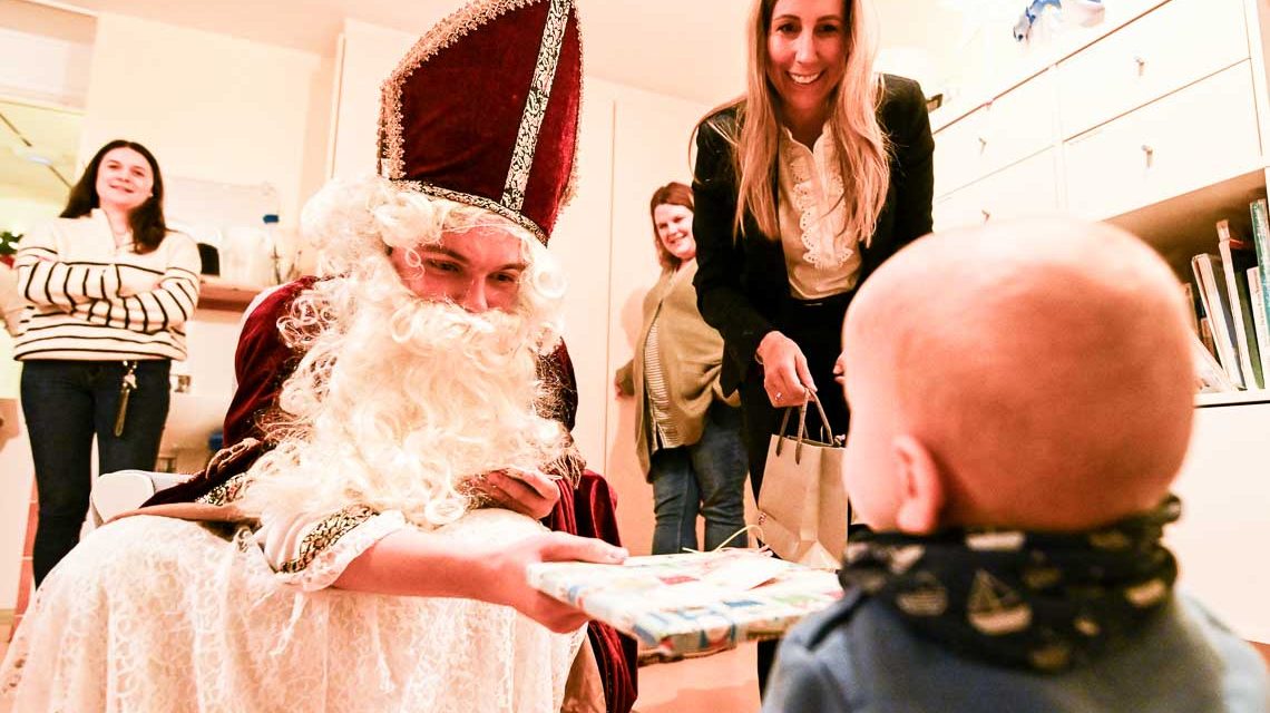 Der Nikolaus mit Astrid Wallmann zu Besuch im Jugendhilfezentrum Johannesstift