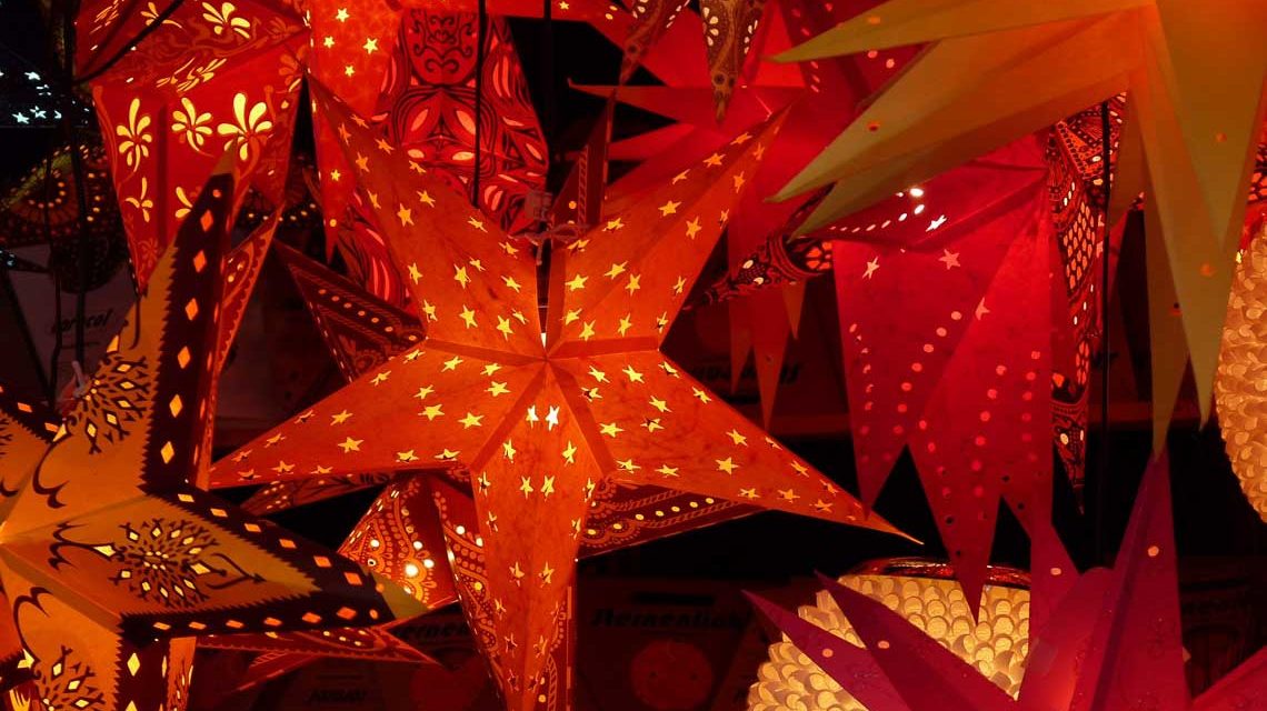 Weihnachtsmarkt mit Weihnachtsstern