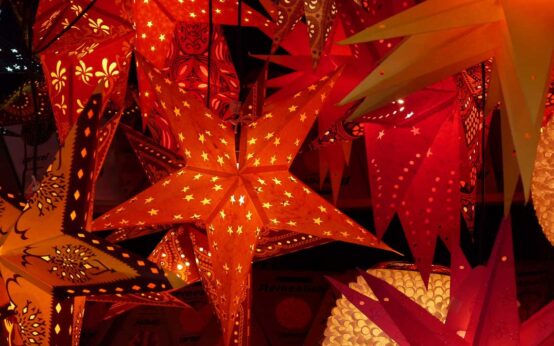 Weihnachtsmarkt mit Weihnachtsstern