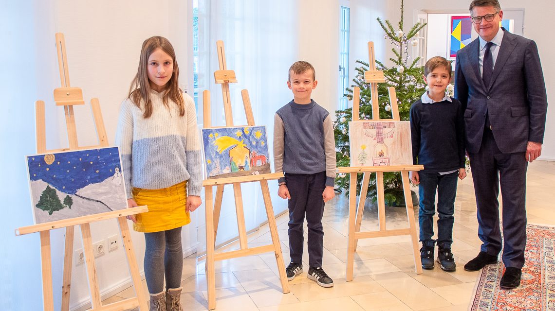 Die Gewinner des Malwettbewerbs in der Villa von Schertel, Amelie, Richar, Jakob und MP Boris Rhein.