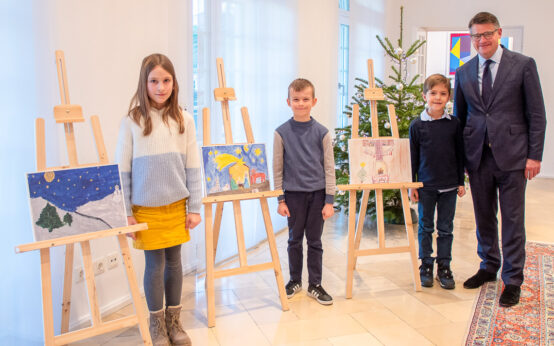 Die Gewinner des Malwettbewerbs in der Villa von Schertel, Amelie, Richar, Jakob und MP Boris Rhein.