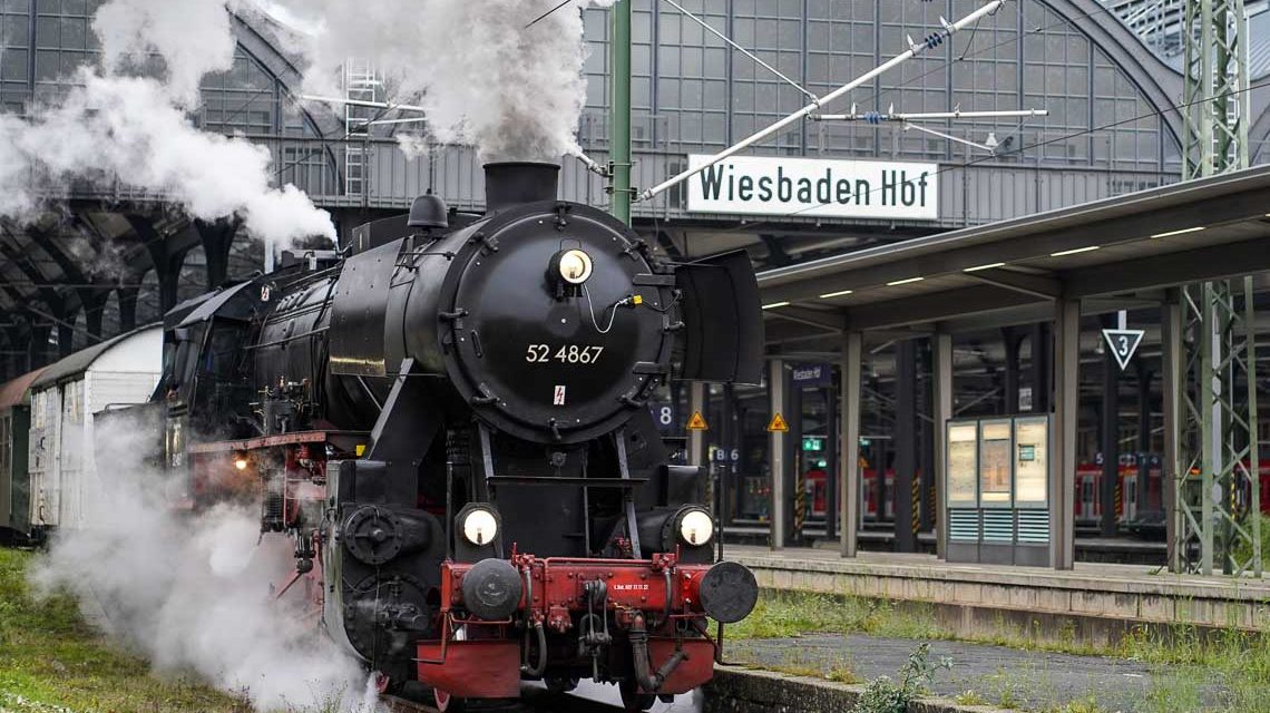 Dampflock fährt aus dem Wiesbadener Hauptbahnhof aus: Aartalbahn, Tourismusstrecke