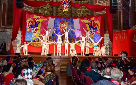 Riesling Gala im Kurhaus Wiesbaden. Männerballett auf der Bühne-