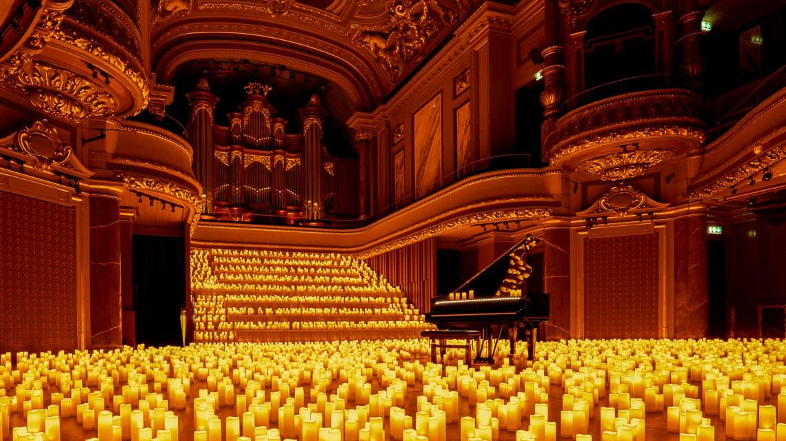 Candwelihgnht Konzert, Candlelight Christmas im Kurhaus Wiesbaden. Das Bild zeigt ein Meer aus Kerzen im Staatstheater Wiesbaden auf der Bühne.