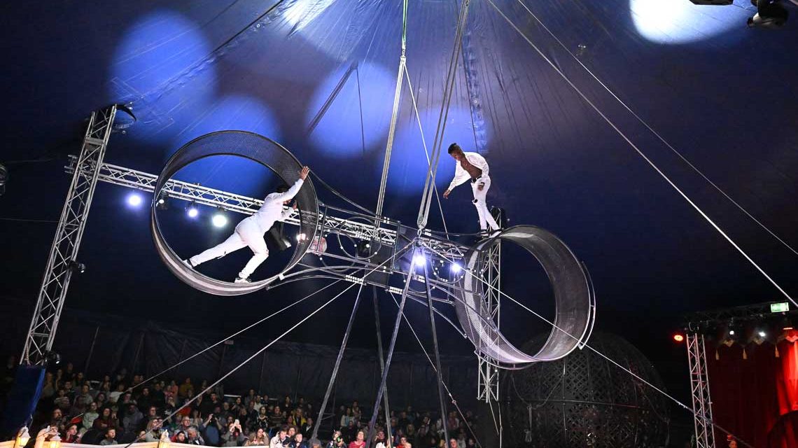 Wiesbadener Weihnachtscircus : Waghalsiger geht es nicht - zwei wahre Aktionhelden im Circuszelt – die Silva Brothers im Todesrad.