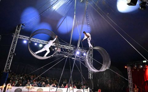 Wiesbadener Weihnachtscircus : Waghalsiger geht es nicht - zwei wahre Aktionhelden im Circuszelt – die Silva Brothers im Todesrad.