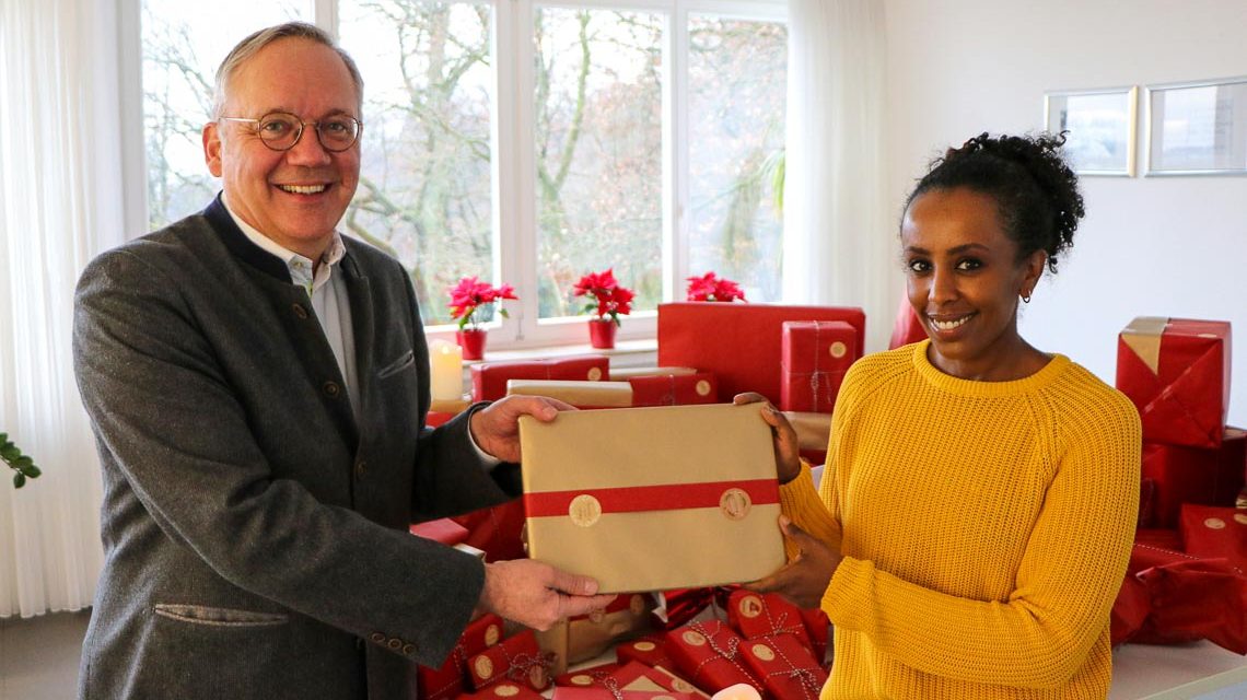 ESWE-Chef Ralf Schodlok überreichte Erziehungsleiterin Senait Kidane von der Caritas Jugendhilfe 123 Päckchen und Pakete für Kinder und Heranwachsende.