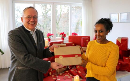 ESWE-Chef Ralf Schodlok überreichte Erziehungsleiterin Senait Kidane von der Caritas Jugendhilfe 123 Päckchen und Pakete für Kinder und Heranwachsende.