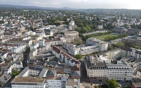 Wiesbaden von oben. Blick vom Marktplatz zum Bowling Green.