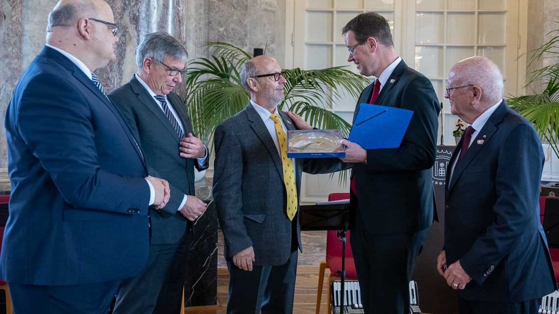 Wolfgang Görres überreicht Christian Marti den Biebricher Ehrenteller.