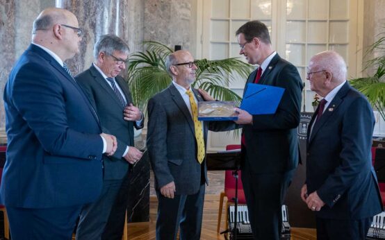 Wolfgang Görres überreicht Christian Marti den Biebricher Ehrenteller.