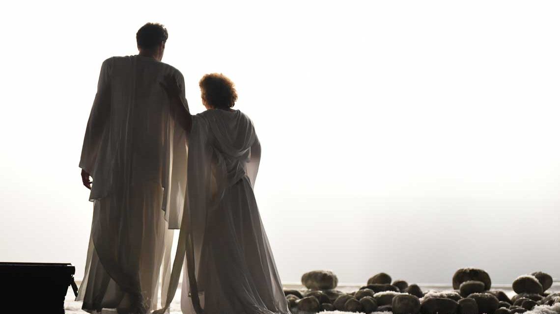 Tristan und Isolde stehen mit dem Rücken zum Publikum und blicken Himmel.