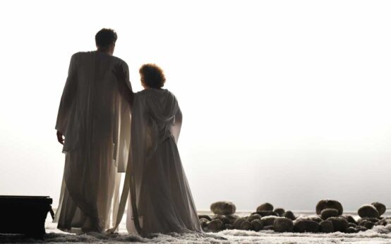 Tristan und Isolde stehen mit dem Rücken zum Publikum und blicken Himmel.