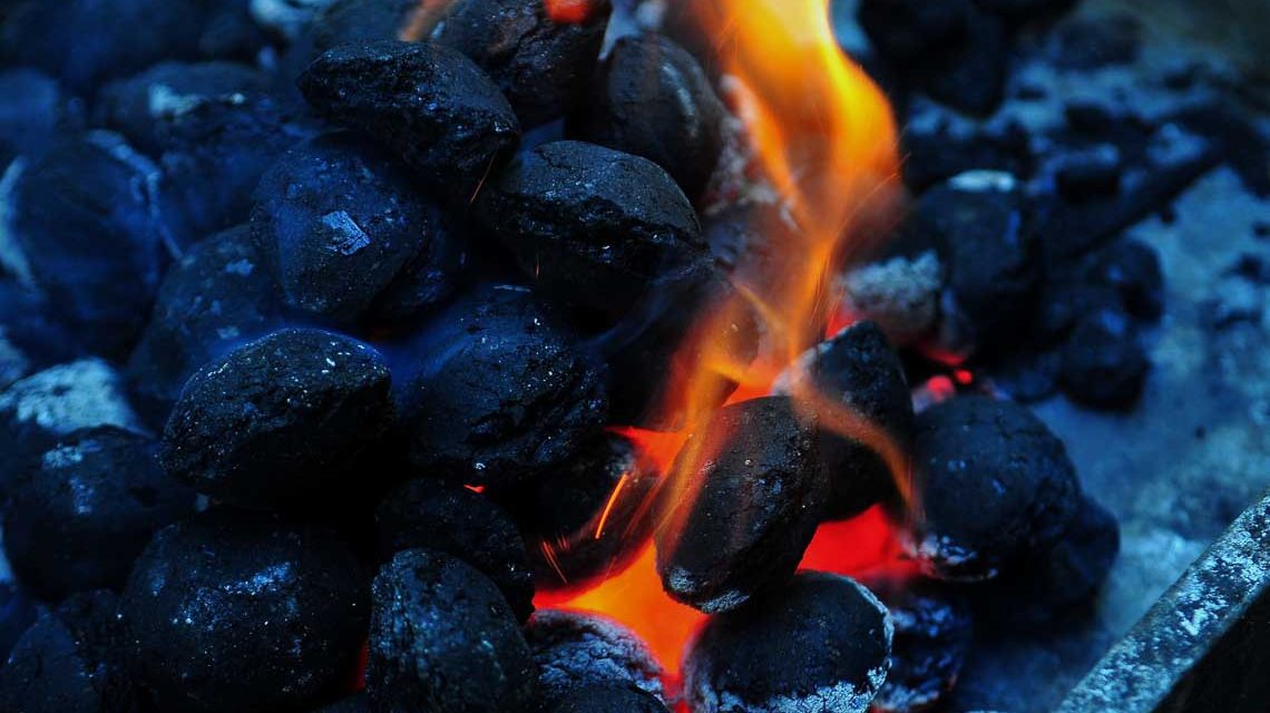 Grillkohle mit Flammen im Grill