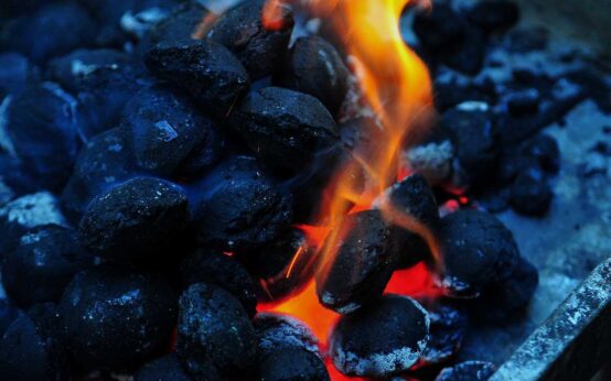 Grillkohle mit Flammen im Grill