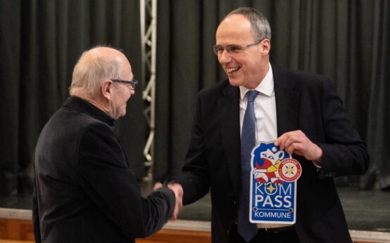 Innenminister Peter Beuth überreicht Ortsvorsteher Volker Wild das Sicherheitssiegel Kompass.