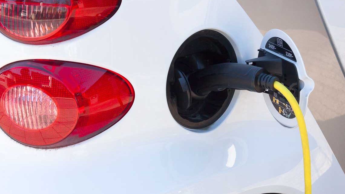 Leitfaden-E-Mobilität: Kleines Auto tankt auf, lädt auf!