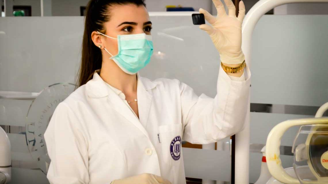 Medizinerin schaut sich ein Röntgenbild an.