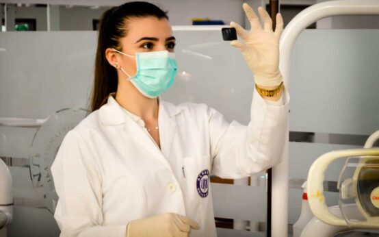 Medizinerin schaut sich ein Röntgenbild an.