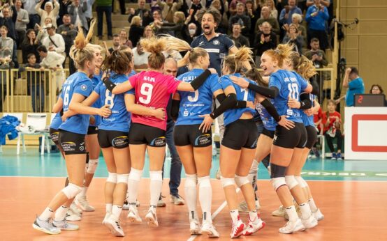 Kreistanz. Wiesbadens Volleyballerinnen feiern ihren vierten Sieg in Folge. Trainer Benedikt Frank springt am höchsten.