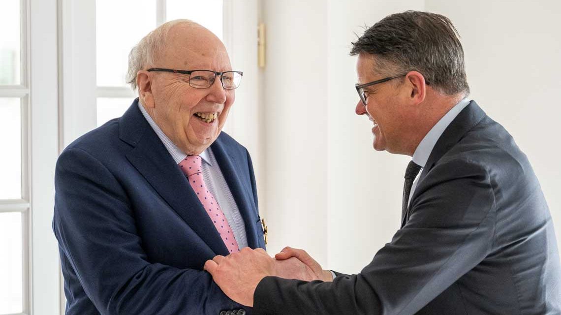 Ministerpräsident Boris Rhein gratuliert Alfons Gerling zum Bundesverdienstkreuz in der Villa Rossel.