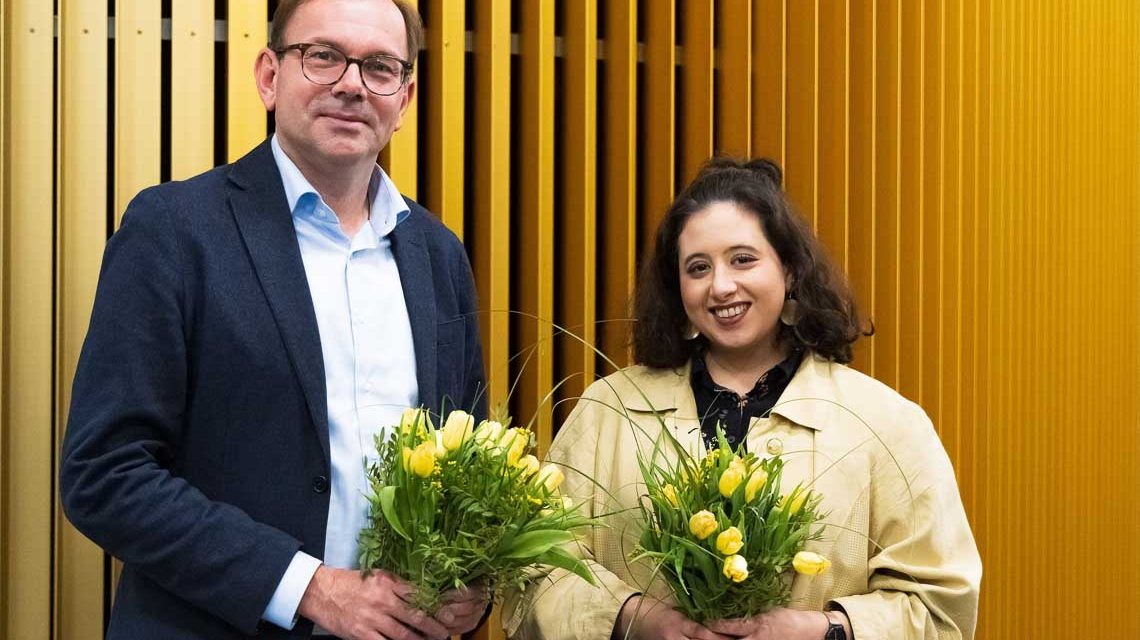 Lara Klaes und Mathias Wagner mit Blumenstrauß im Landtag.