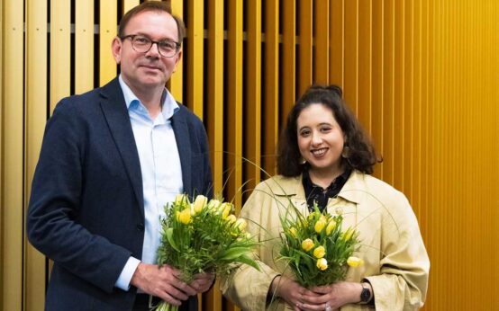 Lara Klaes und Mathias Wagner mit Blumenstrauß im Landtag.