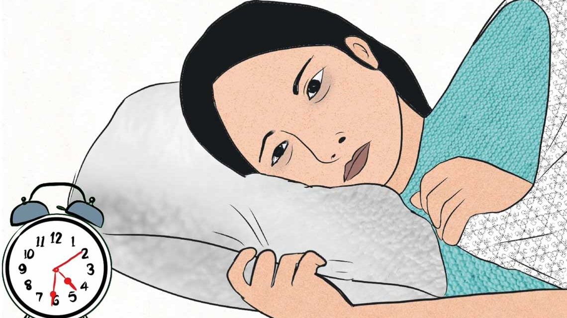 Schlafstörung, Frau liegt im Bett, offene Augen, der Wecker zeigt vier Uhr.