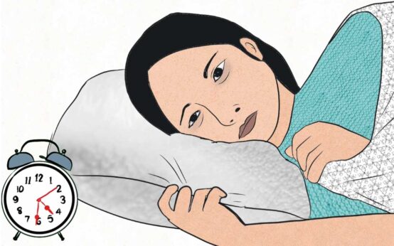 Schlafstörung, Frau liegt im Bett, offene Augen, der Wecker zeigt vier Uhr.