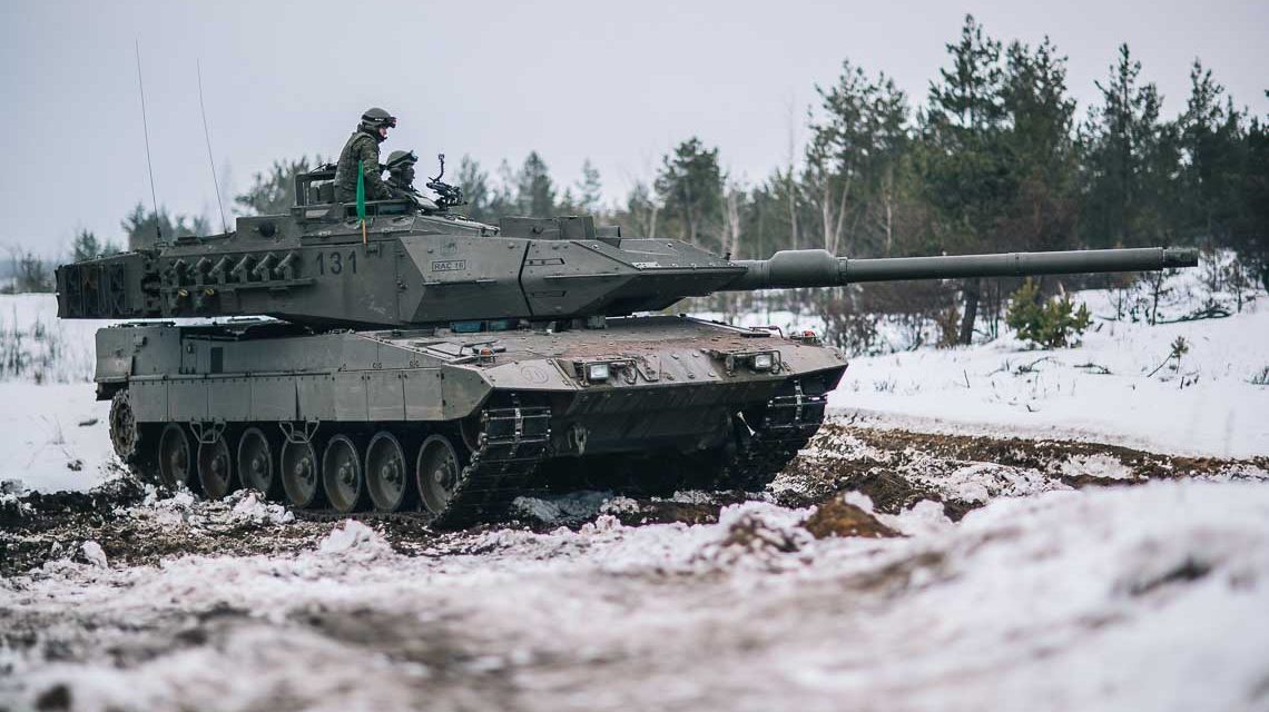 Leopard Panzer im Winter bi einer Übung