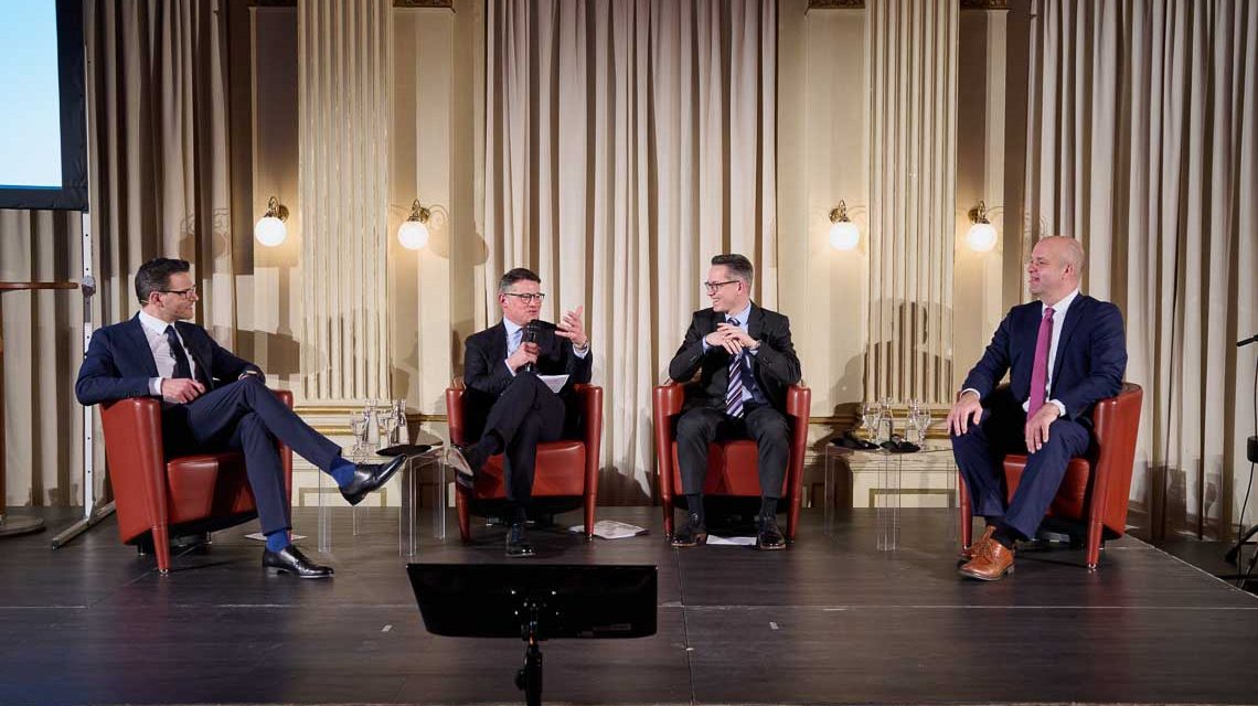 Podium beim Neujahrsempfang der IHK Wiesbaden. v.l.n.r. Moderator Roland Boros, Ministerpräsident Boris Rhein, IHK-Präsident Dr. Christian Gastl, Professor Marcel Fratzscher