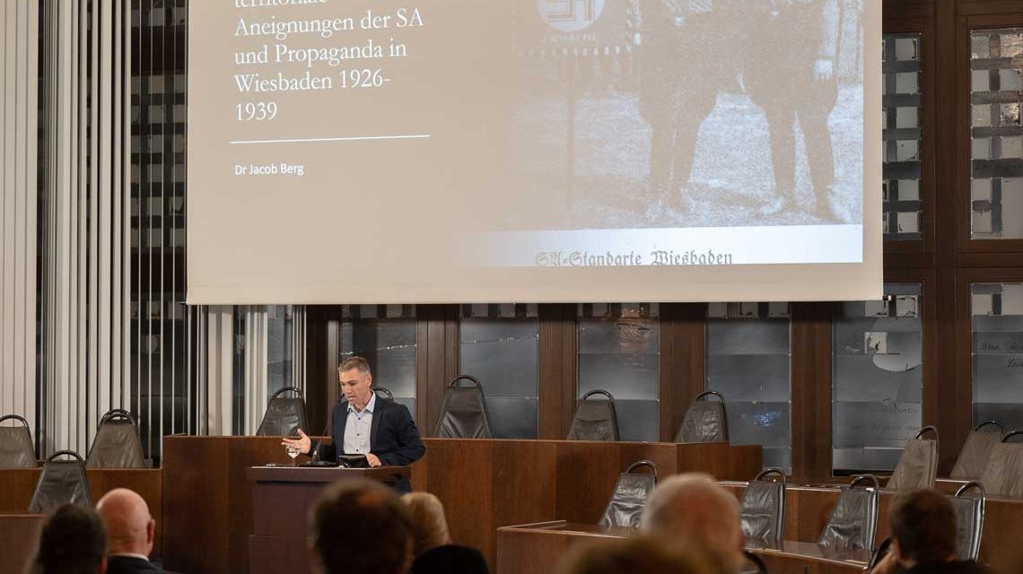 Antisemitismus: Dr. Jacob Berg referiert über die Zeit des Nationalsozialismus in Wiesbden.
