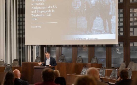 Antisemitismus: Dr. Jacob Berg referiert über die Zeit des Nationalsozialismus in Wiesbden.