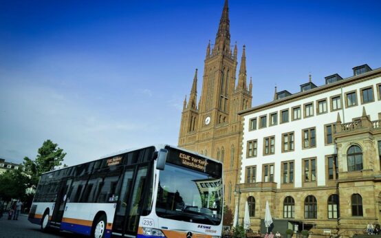 Nahverkehrsplan, Wiesbaden, ESWE Verlehr, Bus steht vor dem Rathaus.