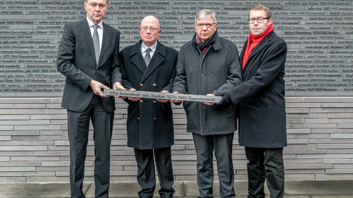 Stadtverordnetenvorsteher Dr. Gerhard Obermayr, Vorstandsmitglied Dr. Jacob Gutmark, Oberbürgermeister Gert-Uwe Mende und Axel Imholz in der Gedenkstätte namentliches Gedenken.